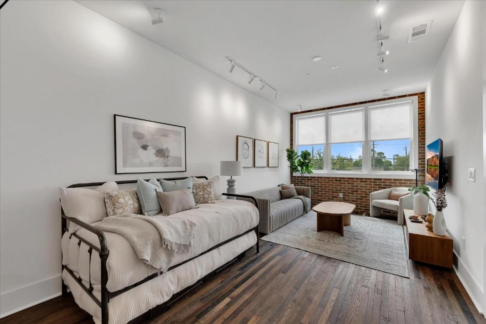 204- Modern retreat w elevator & BBQ